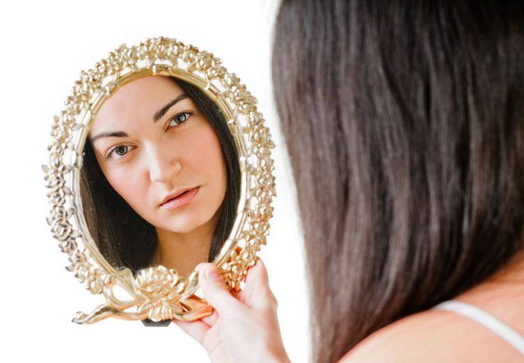 بهذه الطريقة يمكن تنحيف الأنف من دون جراحة... هذا ما يجب وضعه عليه لـ10 دقائق