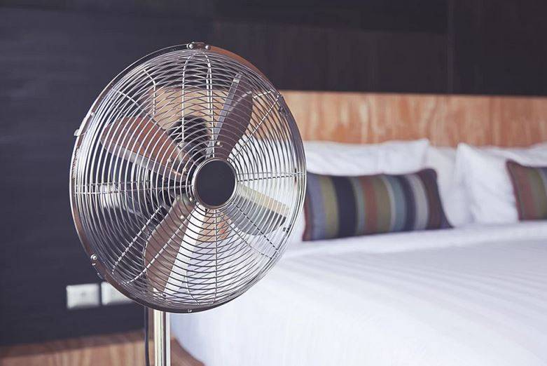 أتشعرون بالحر؟ رغم هذا النوم أمام المروحة خطأ كبير وهذه الأسباب