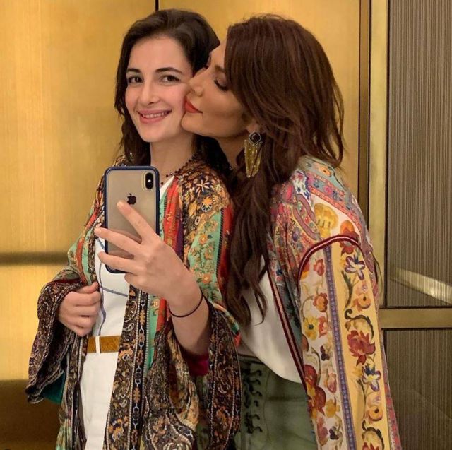 بالفيديو – إبنة أصالة تغني مع عمرو دياب بطريقة صادمة... والأخير ينسي الجميع ذلك بتصرفه مع دينا الشربيني