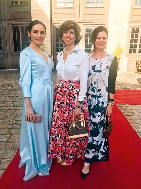 فاديا فهد تتوسط جينا جونسون ودارينا غرانت