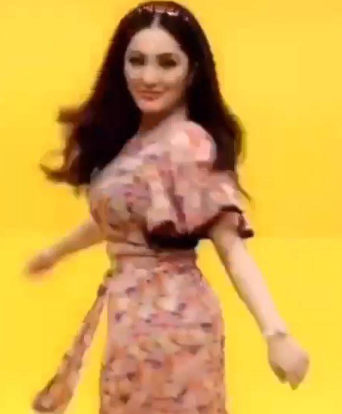 بالصورة – ممثلة عربية تصدم الجميع بإظهار سمنتها بفستان أحمر ضيق جداً... شاهدوها