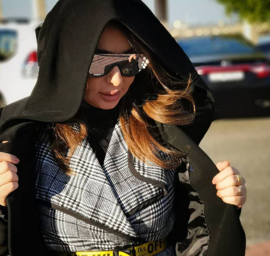 بالفيديو – طبيب يكشف عملية تجميل أجراها لهذه الفنانة الخليجية... ما قصة زيادة حجم وجهها؟