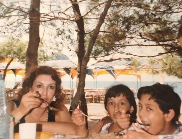 بالصورة – الطفلة في الوسط أصبحت ممثلة سورية شهيرة... خمنوا من هي