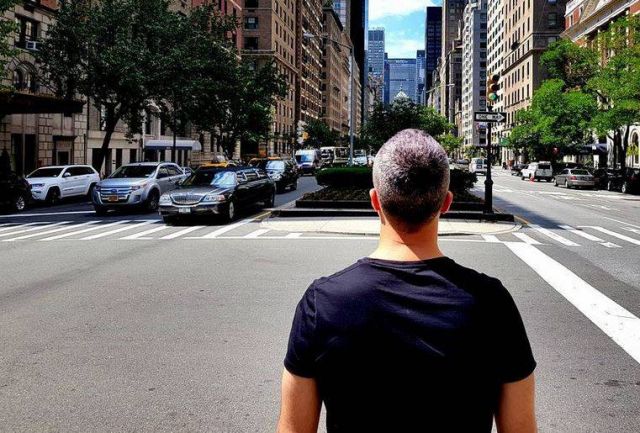 بالصورة - بعد إعلان طلاقهما ممثل شهير وطليقته يحدثان ضجة بما فعلاه معاً... ما قصة بقائه في منزلها؟