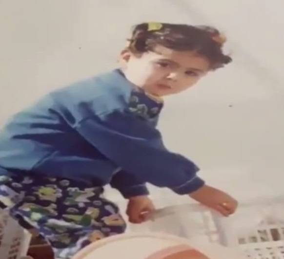 هذه الطفلة اصبحت فنانة معروفة.. خمنوا من تكون!