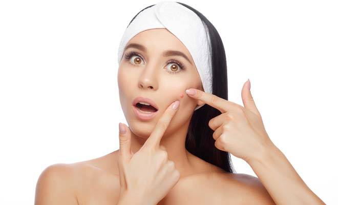 هل فاجأتك البثور قبل المناسبة المميزة؟ هكذا تتخلصين منها وتظهرين جمال بشرتك