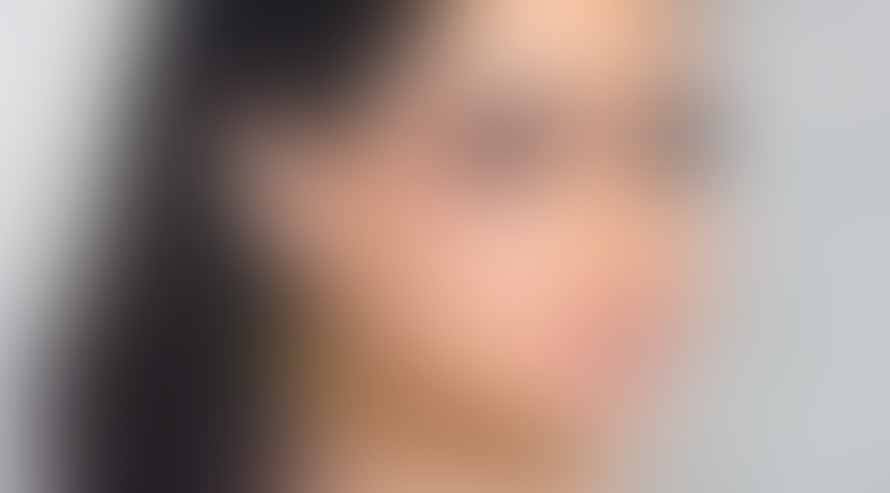 بالفيديو – فنانة خليجية تصدم الجميع بفستانها الكاشف... شاهدوا حيلتها لإخفاء الصدر