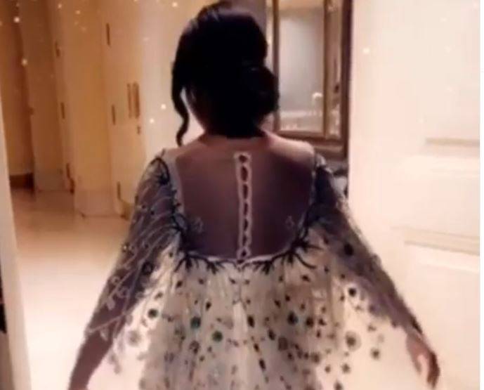 بالفيديو - فنانة خليجية تجري جلسة عناية ببشرة ابنتها ذات الـ9 أشهر وانتقادات بالجملة