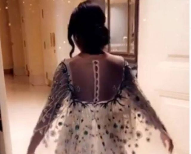 بالفيديو - فنانة خليجية تجري جلسة عناية ببشرة ابنتها ذات الـ9 أشهر وانتقادات بالجملة