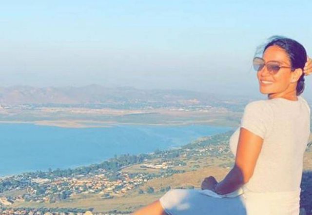 بالصورة – فنانة لبنانية تتعرض لانتقادات عنصرية قاسية بسبب لون بشرتها... ما القصة؟