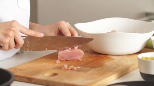 هذه أفضل طريقة لتخليص لوح تقطيع اللحوم من الرائحة الكريهة... إليك السر