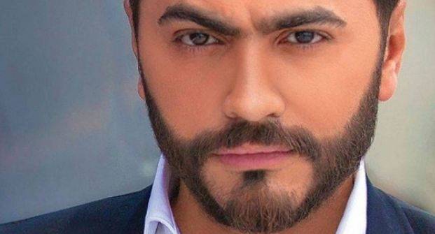 تامر حسني يشارك في تحدي الشيخوخة بطريقة ساخرة.. ماذا فعل؟