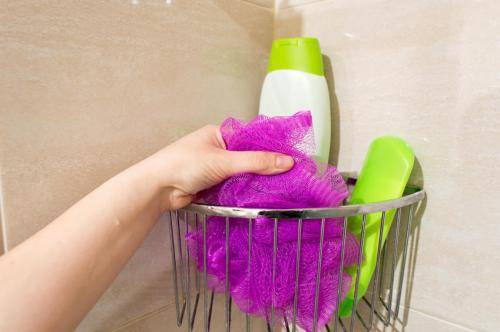 هل تستخدمون ليفة الاستحمام الملونة؟ إليكم هذه الحقائق الصادمة عنها