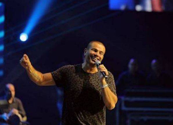 عمرو دياب يشعل مواقع التواصل بالقميص المفتوح