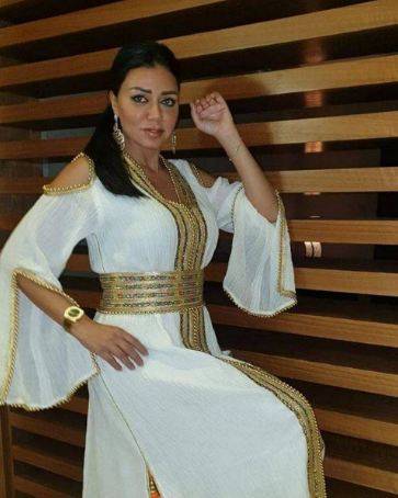 رانيا يوسف تشعل مواقع التواصل بإطلالتها المثيرة على البحر