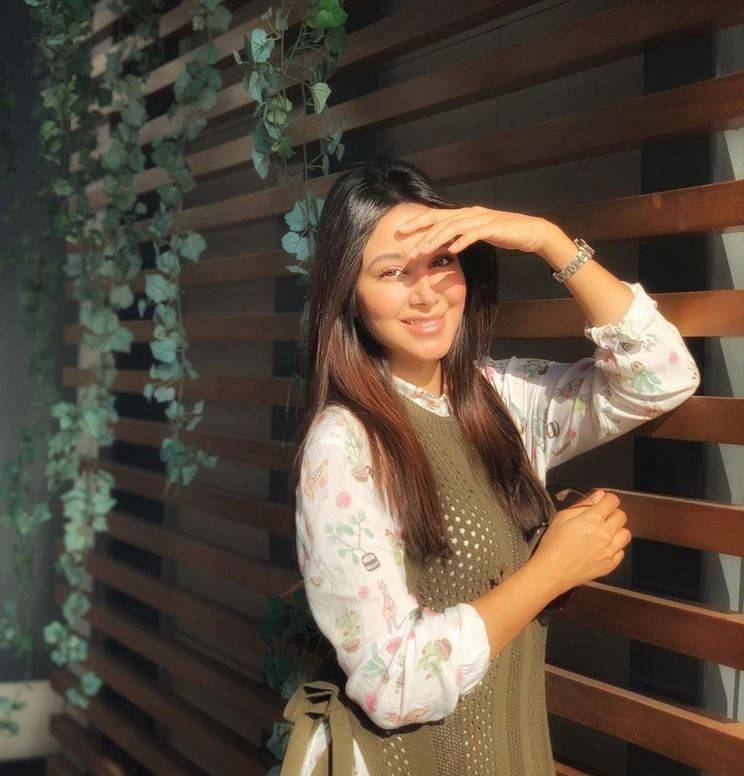 بالصورة – قبل انتهاء إجازتها أسيل عمران تشعل المواقع بآخر إطلالاتها... وممثلة تعلق 