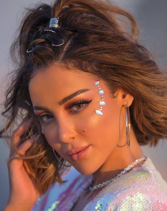 بالصورة – اناقة بسمة بوسيل تضرب مجدداً... شاهدوا الإطلالة الشفافة على شاطئ البحر