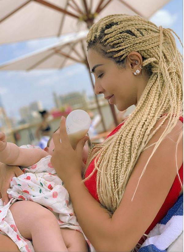 بالصورة –جويل ماردينيان تجد الحل الطبيعي لألم الرضاعة الطبيعية... جربي أوراق هذه الخضار