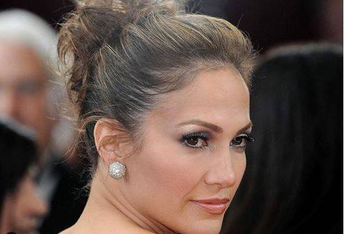 بإطلالات جريئة وحضور أهل الفن.. جينيفر لوبيز تشعل الساحل الشمالي