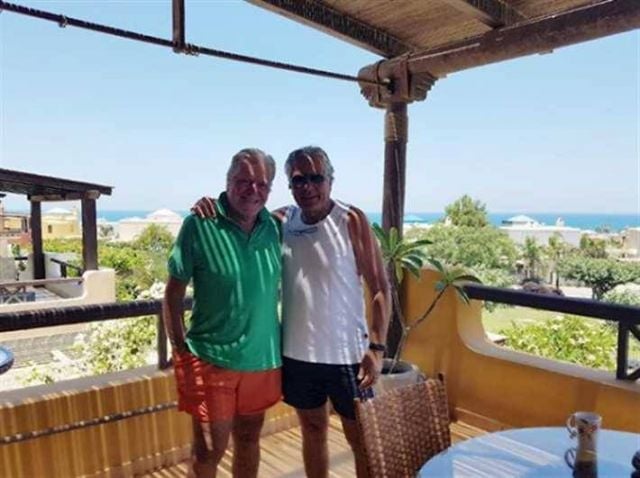 حسين فهمي يثير الشكوك مجدداً بصورته مع هذه السيدة