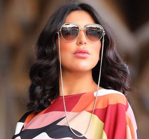 بالفيديو - دانة طويرش تخفي حملها بعباءة واسعة.. شاهدوا رومنسية زوجها