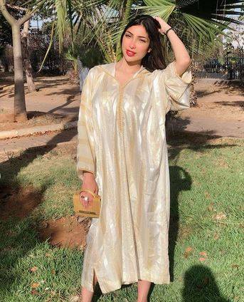 بالصور - دنيا بطمة بملابس بحر طفولية.. ماذا عن الصابو والحقيبة؟