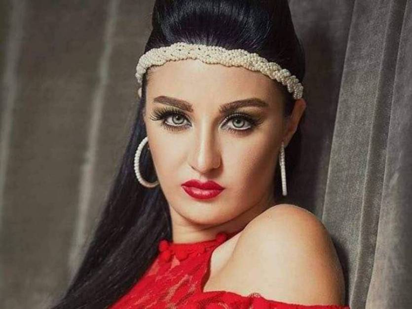 بعد اتهامها بالتحريض على الفسق: صافيناز تكشف حقيقة علاقتها بفتاة البكيني.. ماذا قالت ؟