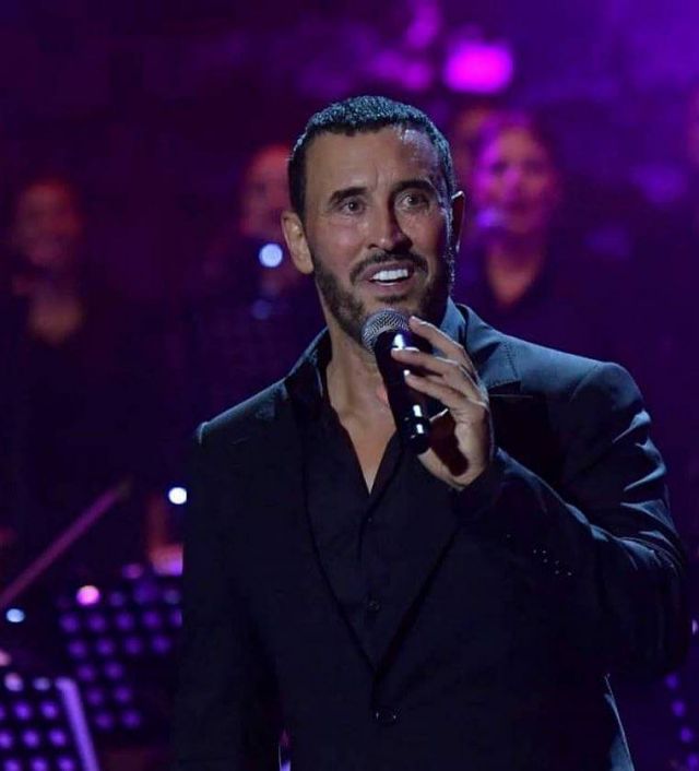 بالفيديو – كاظم الساهر يستنجد بمدير أعماله على المسرح... لماذا قال 