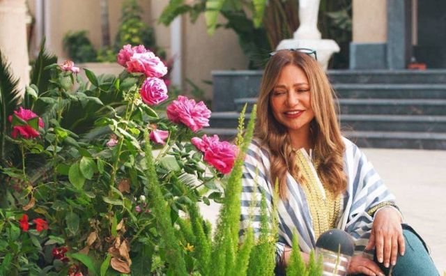 بالصورة – ليلى علوي تذهل الجميع بملابسها الصيفية على شاطئ البحر... شاهدوها