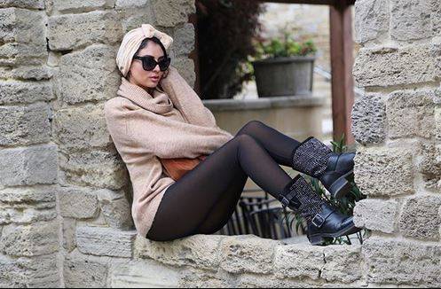 بالفيديو - حركات ودلع مريم حسين بالعباءة وغطاء الرأس يعرضها للانتقادات القاسية