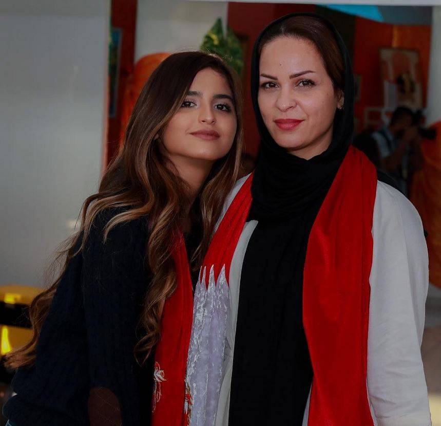 بالصورة – شاهدوا والدة حلا الترك من دون الحجاب... هل تخلت عنه نهائياً؟