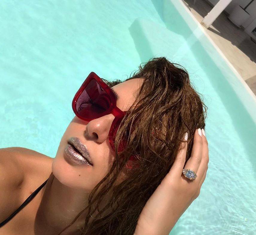 بالصورة – ميريام فارس تخطف الأنظار بما فعلته بملابس الشاطئ... ما التفصيل الذي صدم الجميع؟