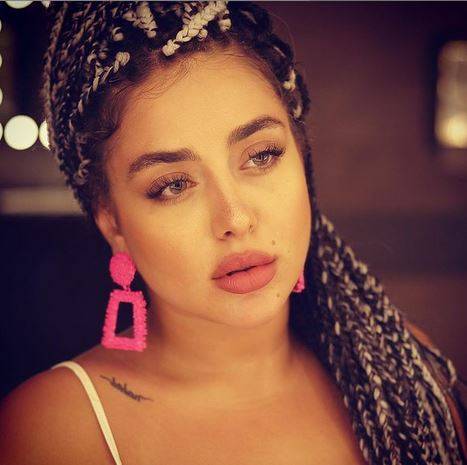 بالصور - هيا مرعشلي تضج أنوثة بموضة الشعر الإفريقي.. وهذا ما حصل بعدها