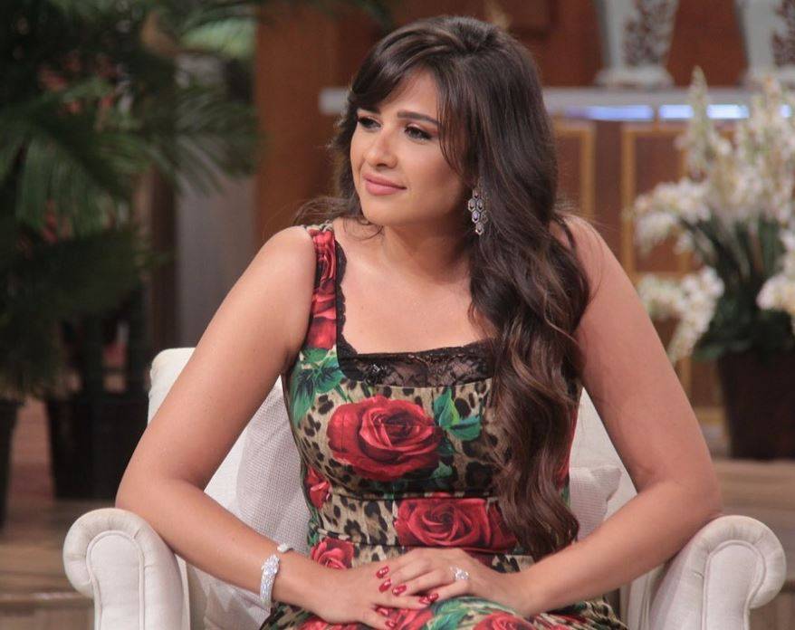 بالفيديو - فستان ياسمين عبد العزيز يربكها... لماذا قالت 