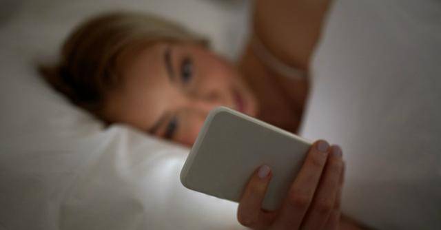دراسة: يجب  منع الهواتف الذكية في غرف النوم بعد العاشرة مساءً
