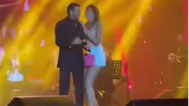 بالصور - كاظم الساهر في موقف محرج بسبب هذه الفتاة