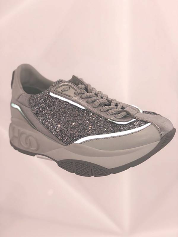 الأحذية الرياضيّة أنيقة ولمّاعة، مرصّعة بالكريستال أو اللؤلؤ