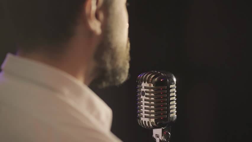 بالفيديو – فنان لبناني يحدث صدمة بتوجيه عبارات غير لائقة على المسرح لفنان آخر... ما القصة؟