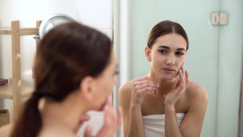 هل تعانين من ظهور البقع على بشرتك؟ هاتفك هو المتهم الأول