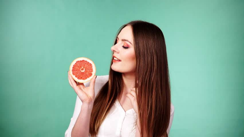 لتستعيدوا الرشاقة وتحصلوا على بطن مسطح... جربوا قشر الغريب فروت