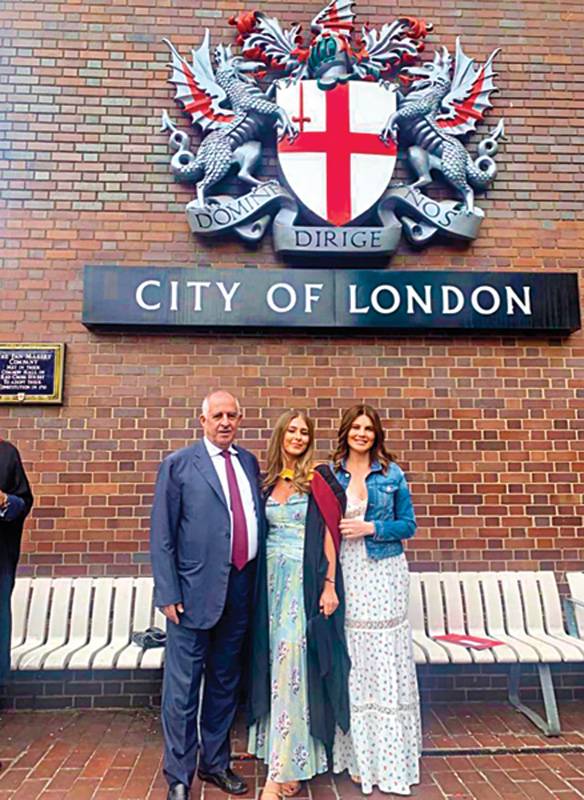 منى أبو حمزة تحتفل بتخرج ابنتها في لندن