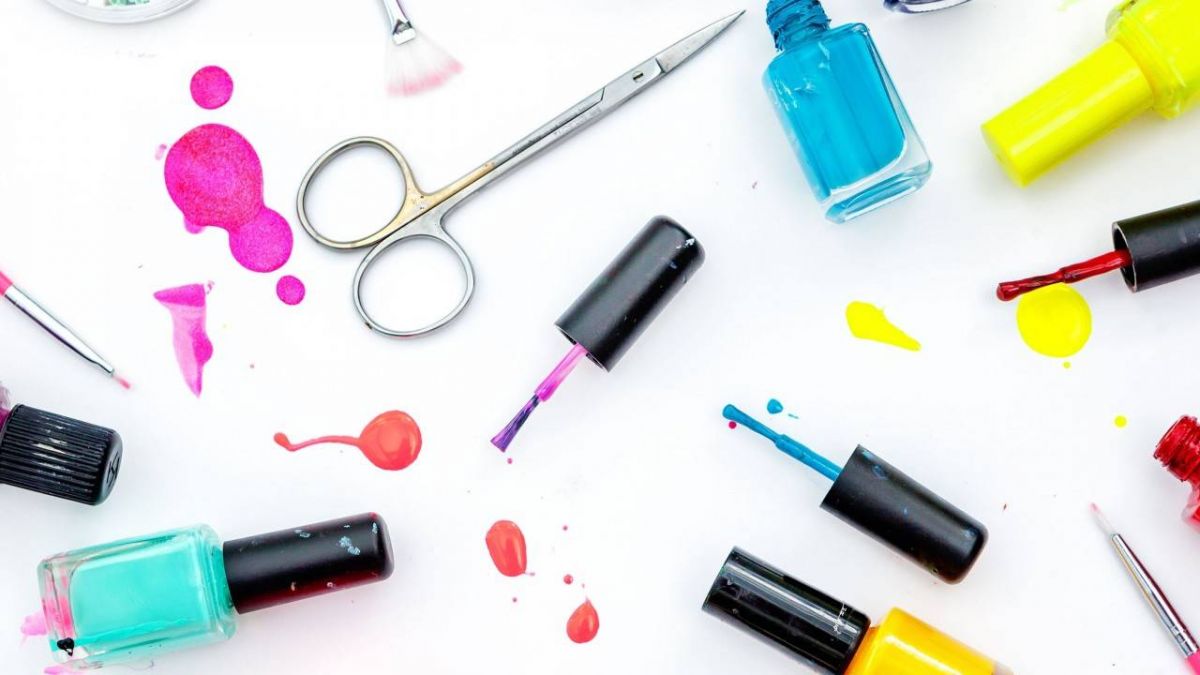 تعلمي أسهل حيلة لإزالة طلاء الأظافر عن ملابسك