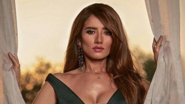 هجوم حاد على زينة .. ما علاقة ملابسها وأنفها؟