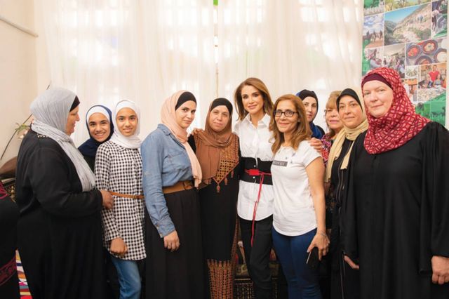 الملكة رانيا العبدالله
تلتقي نساء مكافحات من السلط