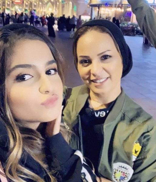 بالصور - والدة حلا الترك تستعرض سيارتها وتعود الى بلدها بعد خسارة الحضانة