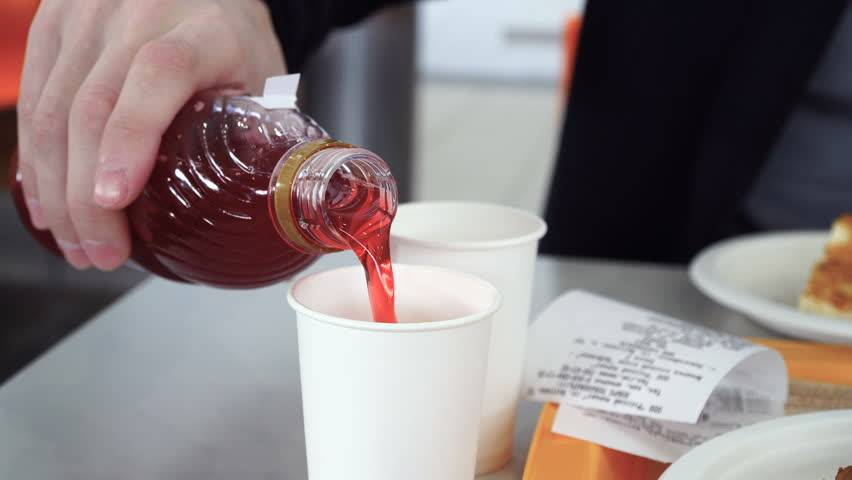 مروع – طفلة قد تفقد مريئها بعد تقديم سائل تنظيف لها بدلاً من العصير