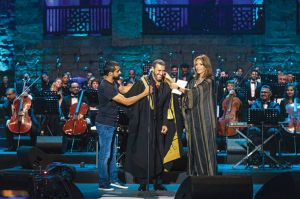 في حفلته الأخيرة في بيت الدين
كاظم الساهر 
يرتدي "عباءة الشوف" التكريمية ويعلن عن استراحة طويلة من المهرجانات