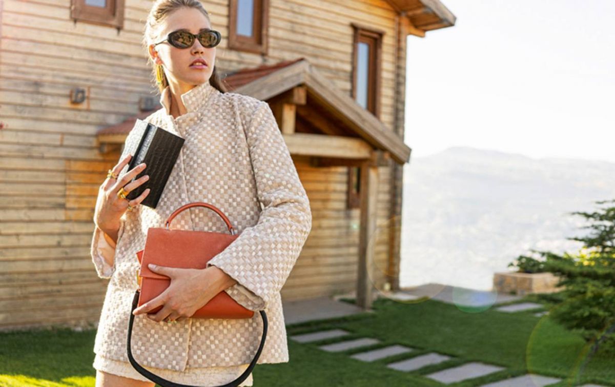 AUTUMN STROLL
نزهة خريفية