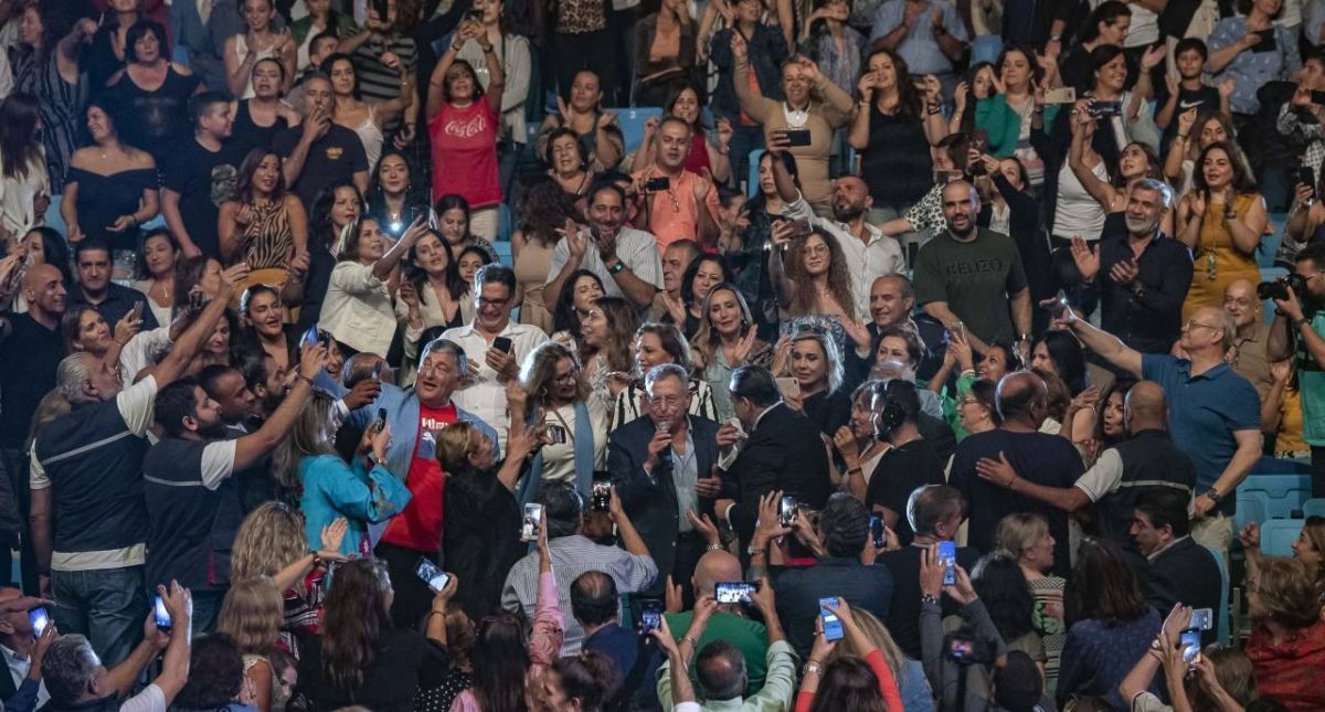 بالفيديو - رئيس الحكومة اللبناني يشعل مواقع التواصل بغنائه لعبد الحليم