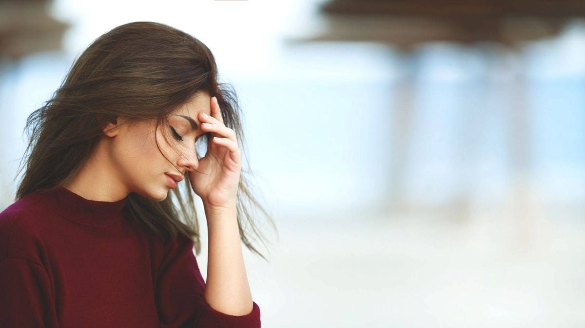 هل يزعجك وجع الجزء الأيمن من رأسك؟ اعرفي اسبابه لتعالجيه